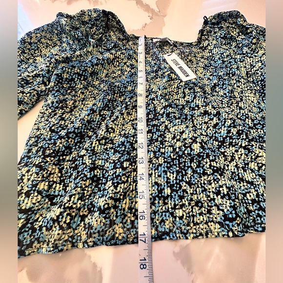 NWT Steve Madden top. Green with pattern.   Size M - Picture 10 of 11